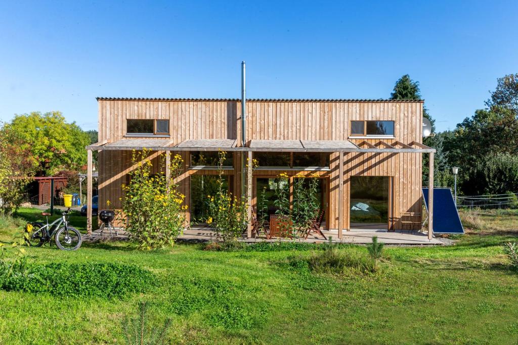 une maison est en construction avec des panneaux en bois dans l'établissement Studio Zempow, ökologisches Ferienhaus, à Zempow