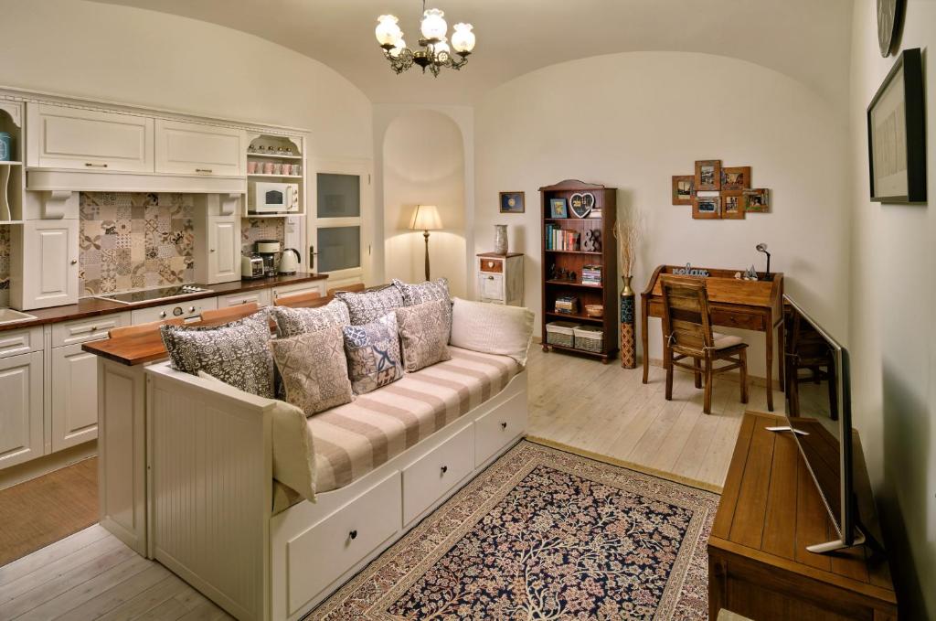 ein Wohnzimmer mit einem Sofa und einer Küche in der Unterkunft Melody Apartman in Eger