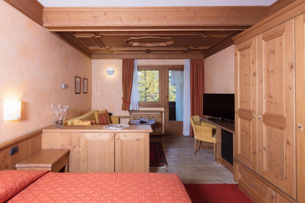 TV a/nebo společenská místnost v ubytování Miramonti Park Hotel