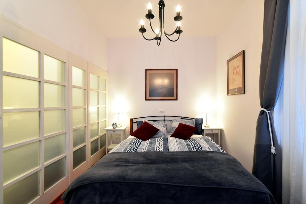 una camera con un letto con due cuscini rossi di M4You a Zagabria