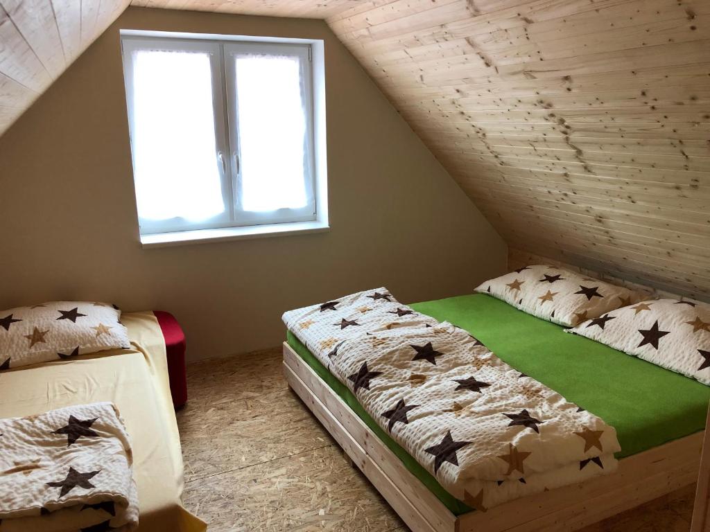 Postel nebo postele na pokoji v ubytování Sklípek-chatka Bella Moravia
