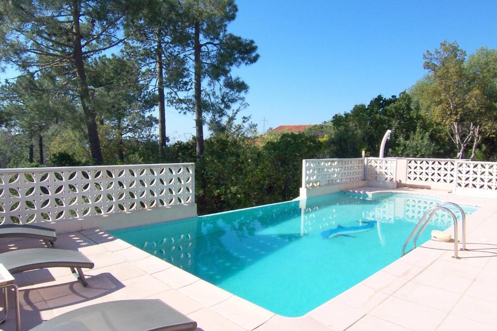 une piscine avec deux chaises et une clôture dans l'établissement CELESTE, à Capo