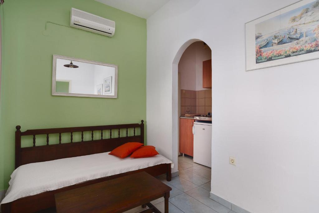 Postel nebo postele na pokoji v ubytování Aphrodite White Studios Lindos