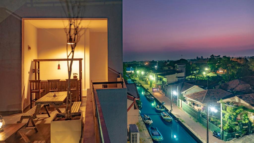 Cette chambre offre une vue sur la ville la nuit. dans l'établissement Hive 68 - Hotel and Resorts (Negombo), à Negombo