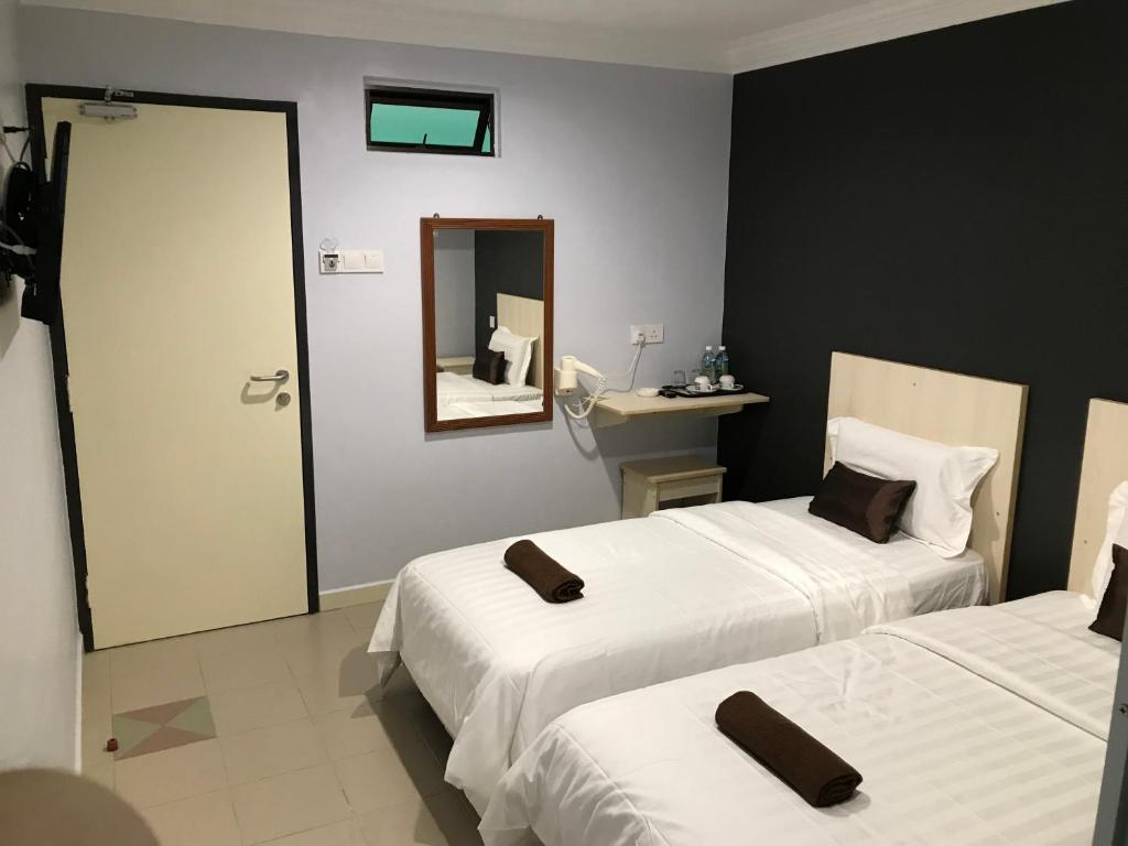Postel nebo postele na pokoji v ubytování Hotel Seri Kangsar KK Hotel