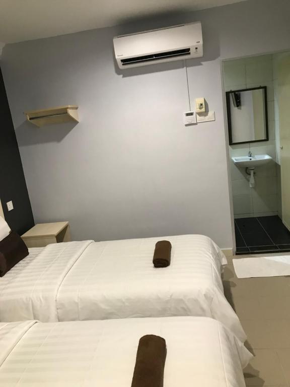 Postel nebo postele na pokoji v ubytování Hotel Seri Kangsar KK Hotel