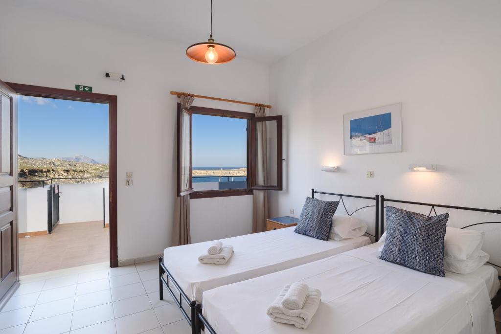 Postel nebo postele na pokoji v ubytování Aphrodite White Studios Lindos