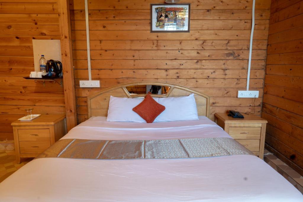 Postel nebo postele na pokoji v ubytování Alcove Resort Vagator