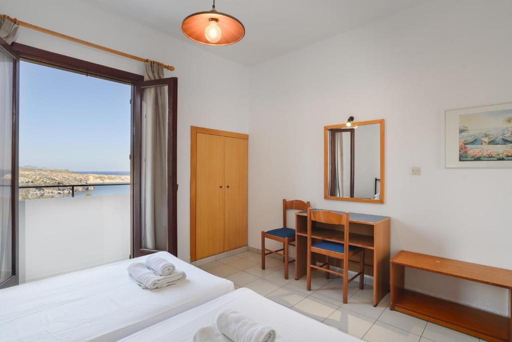 Postel nebo postele na pokoji v ubytování Aphrodite White Studios Lindos