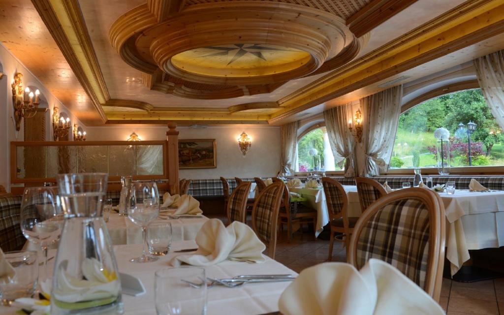 Reštaurácia alebo iné gastronomické zariadenie v ubytovaní Rio Stava Family Resort & Spa