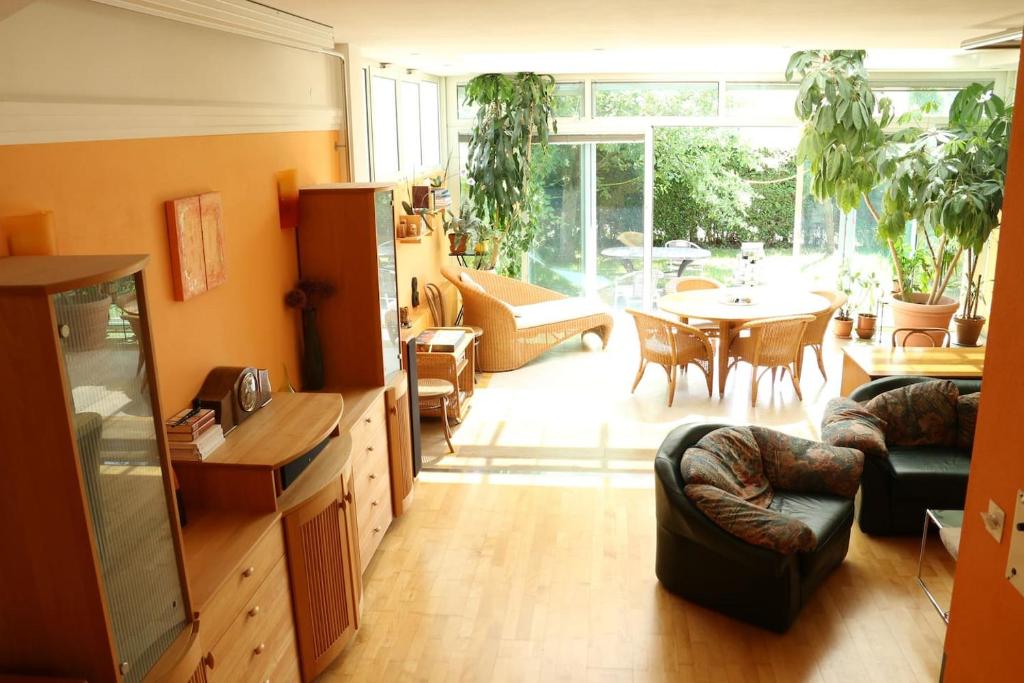 ein Wohnzimmer mit einem Tisch und einem Esszimmer in der Unterkunft Dimai House No 31 Dornbirn Messe in Dornbirn