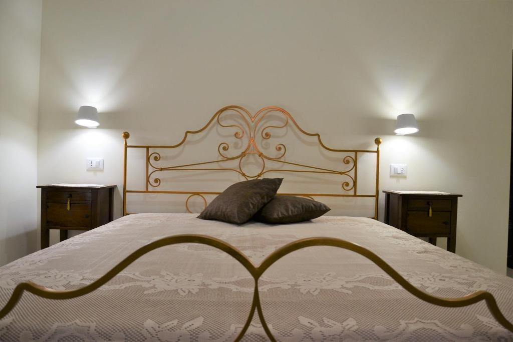 - une chambre avec un lit et 2 oreillers dans l'établissement Kantunè, à Trapani