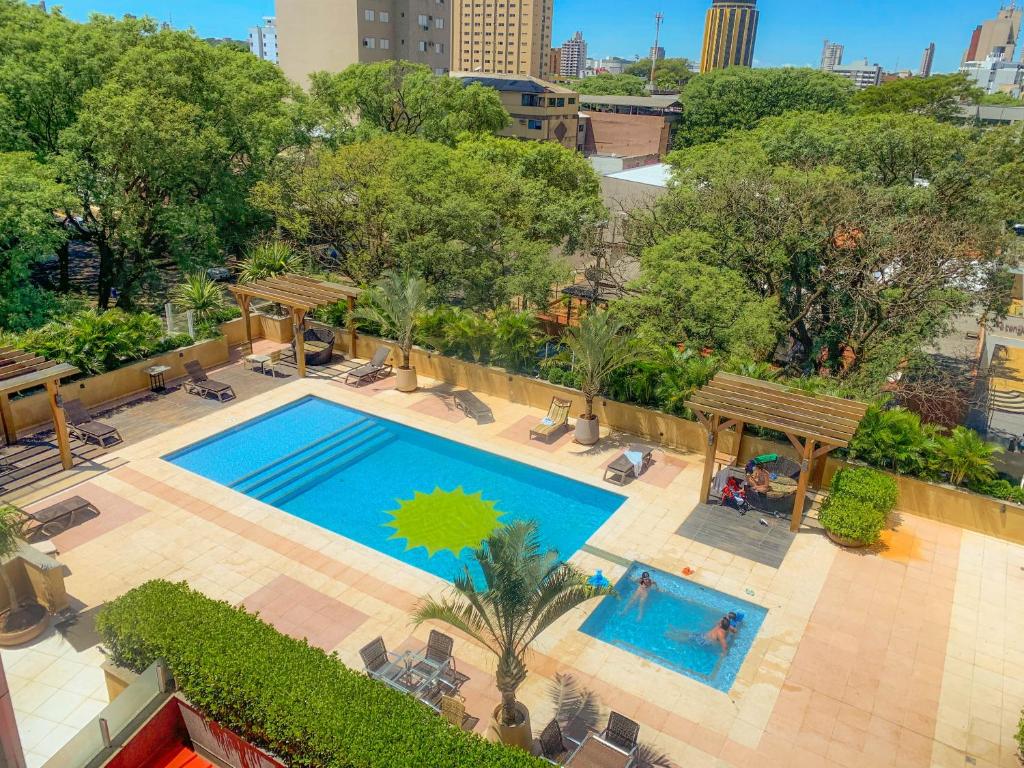 una vista aérea de una piscina en la parte superior de un edificio en Wyndham Golden Foz Suítes, en Foz do Iguaçu