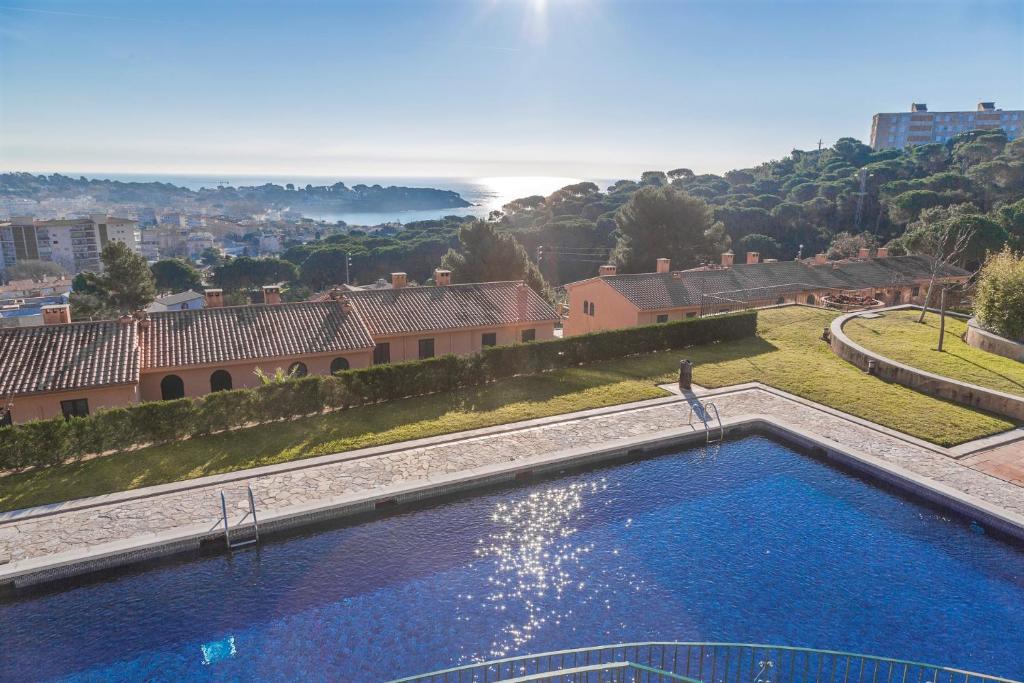 Bazén v ubytování Casa Pilar by Rent Costa Brava nebo v jeho okolí