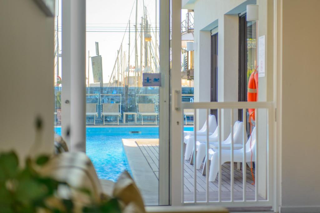 Bazén v ubytování Hotel Giulietta nebo v jeho okolí