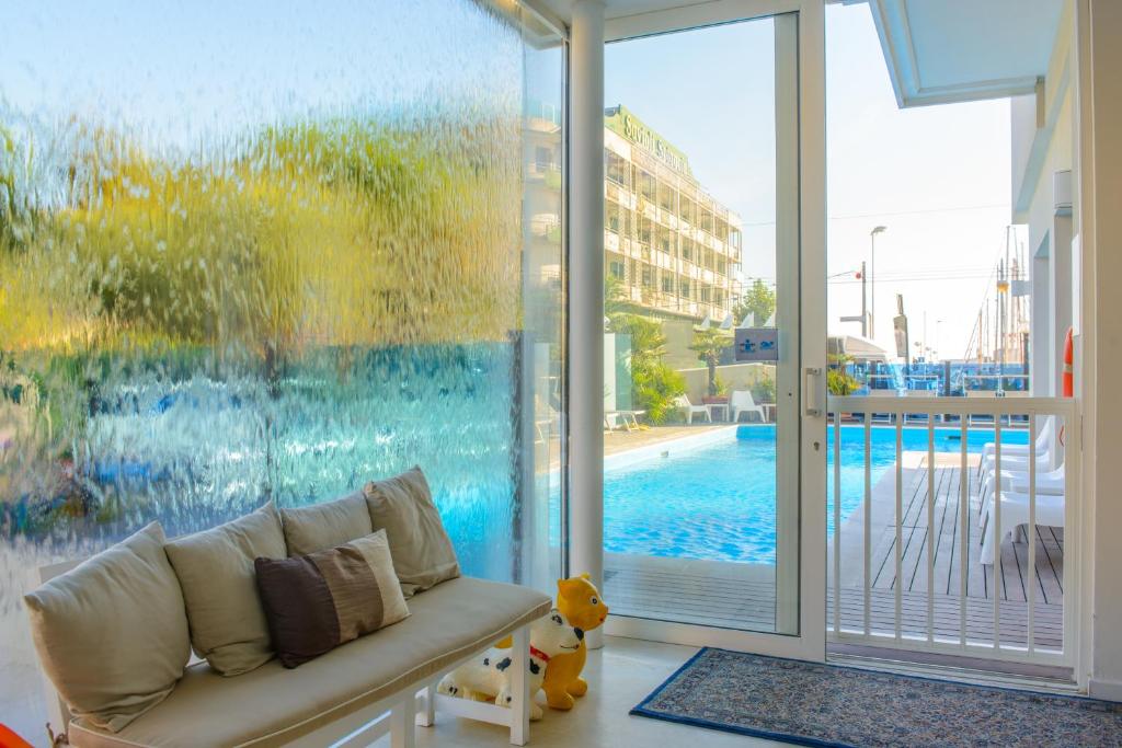 Bazén v ubytování Hotel Giulietta nebo v jeho okolí