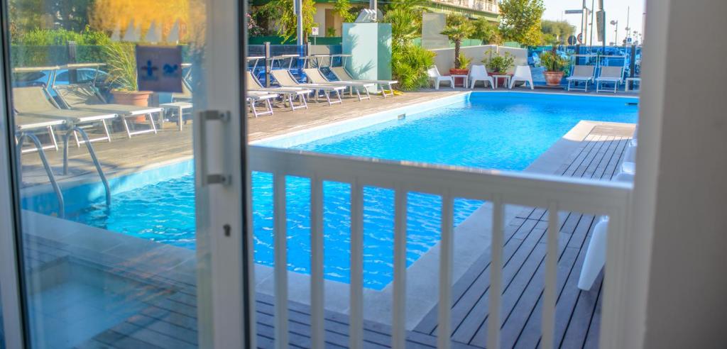 Bazén v ubytování Hotel Giulietta nebo v jeho okolí