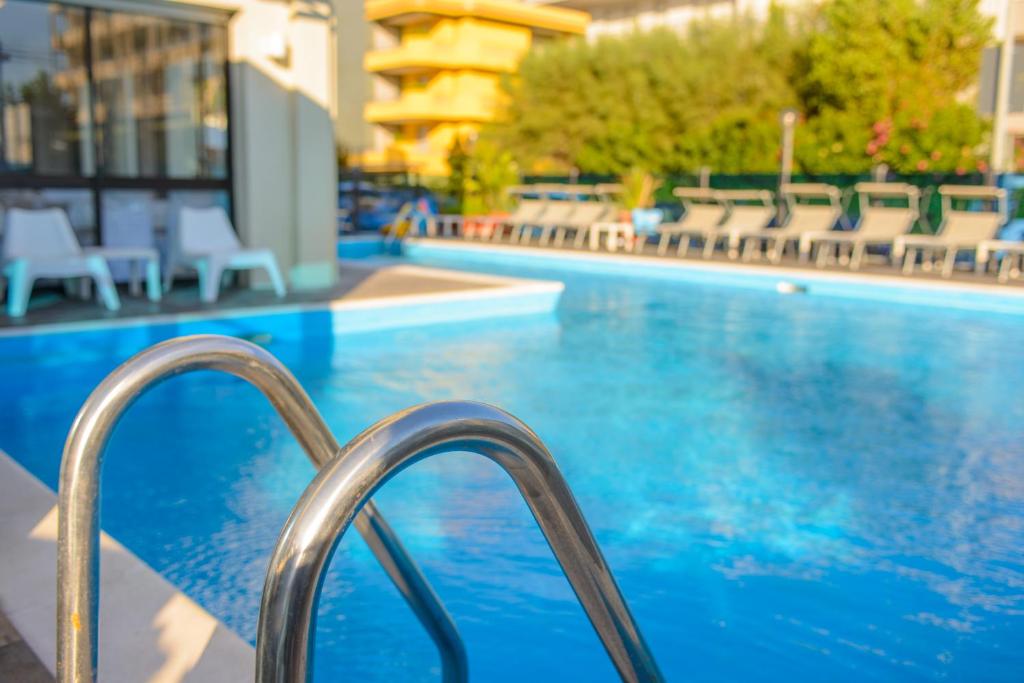 Bazén v ubytování Hotel Giulietta nebo v jeho okolí