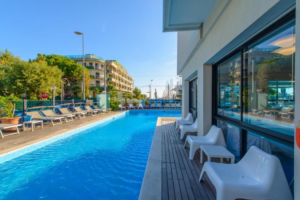 Bazén v ubytování Hotel Giulietta nebo v jeho okolí
