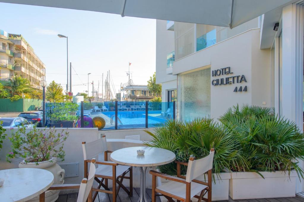 Bazén v ubytování Hotel Giulietta nebo v jeho okolí