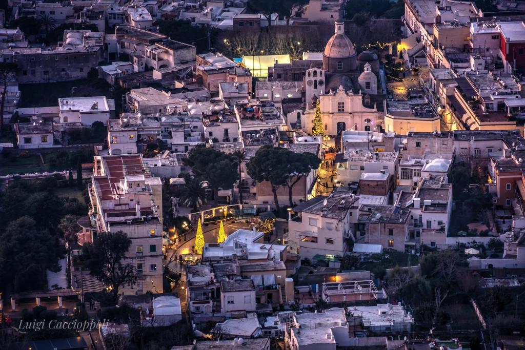 Nespecifikovaný výhled na destinaci Capri nebo výhled na město při pohledu z bed and breakfast
