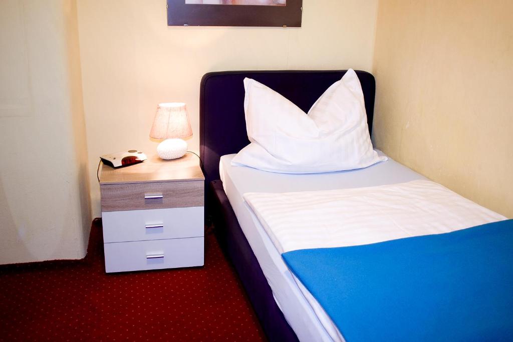 Postel nebo postele na pokoji v ubytování Hotel Alter Telegraf
