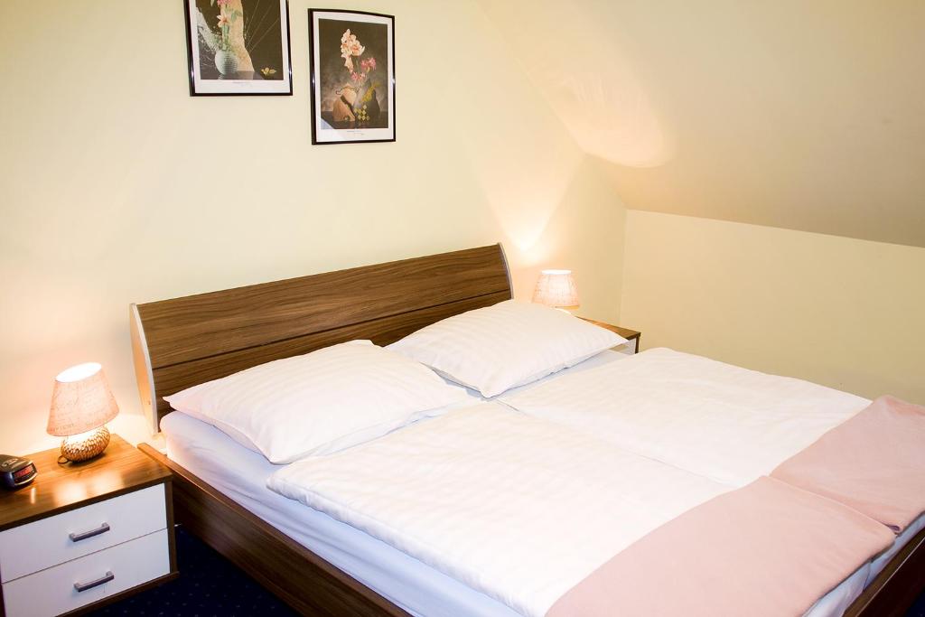 Postel nebo postele na pokoji v ubytování Hotel Alter Telegraf