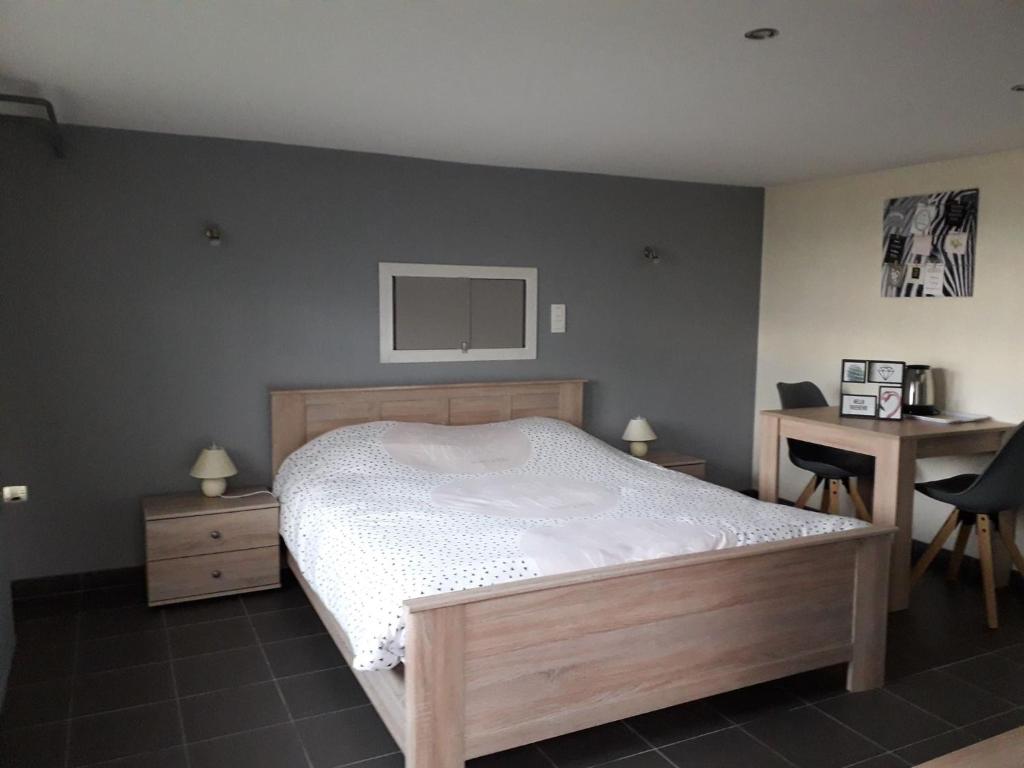 Een bed of bedden in een kamer bij A La Reid Paisible