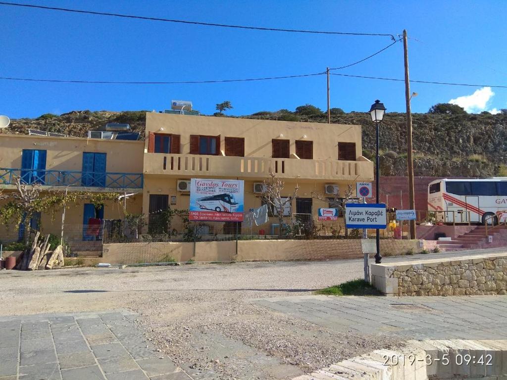 un edificio con un letrero de la calle delante de él en karave en Gavdos