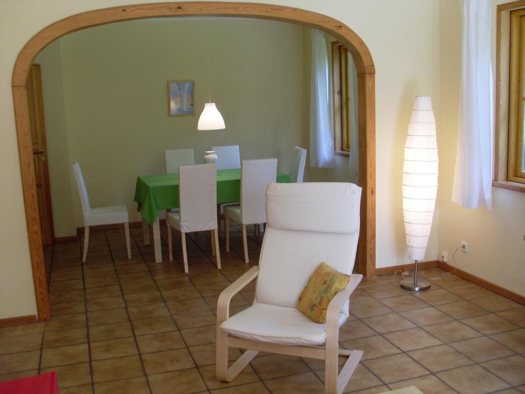 Posezení v ubytování Ferienwohnung am Noor nahe Schleswig und dem Wikingerdorf Haithabu
