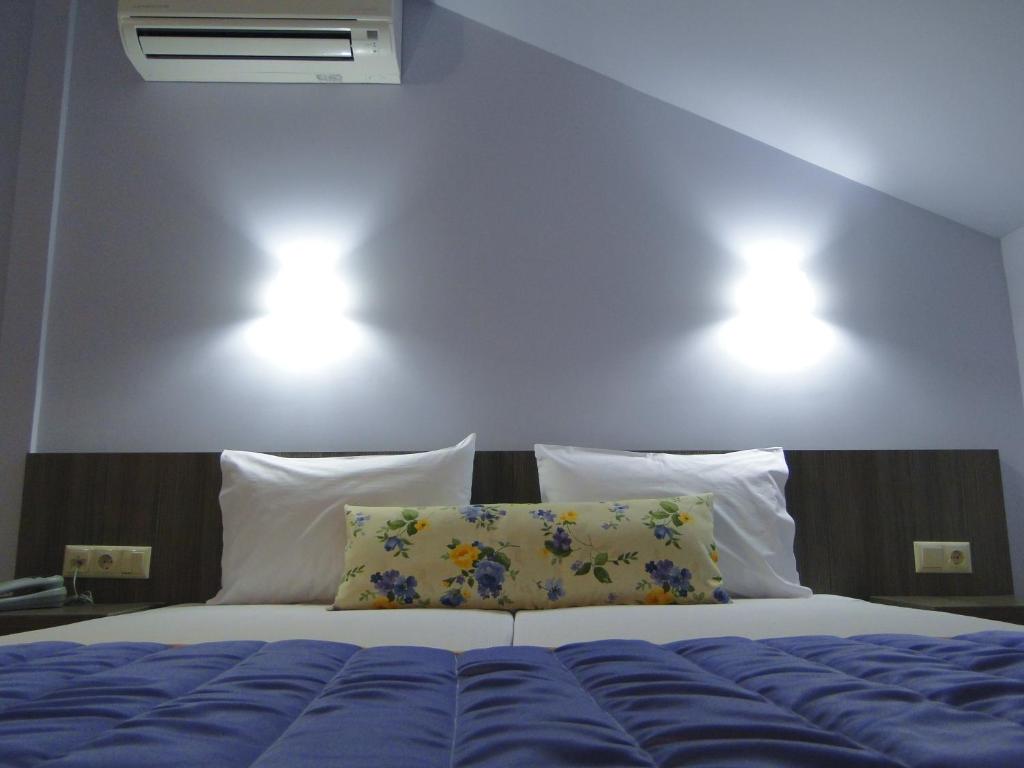 Postel nebo postele na pokoji v ubytování Hotel Olympos