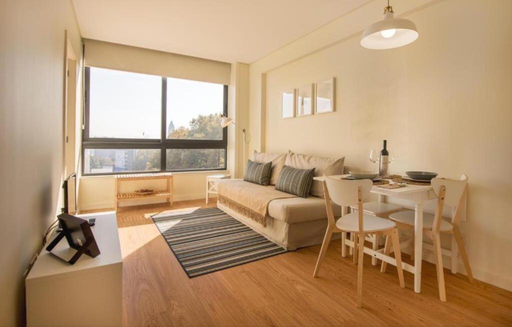 een woonkamer met een bank en een tafel bij Green Suite in Porto