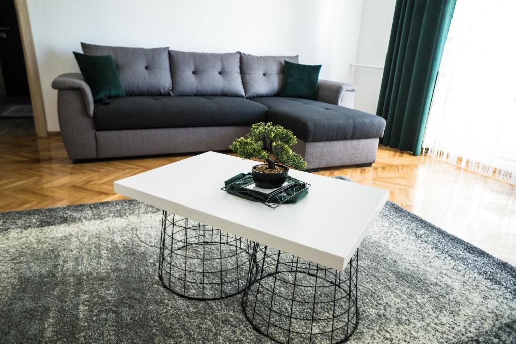 een witte salontafel in een woonkamer met een bank bij Tania Apartament in Oradea