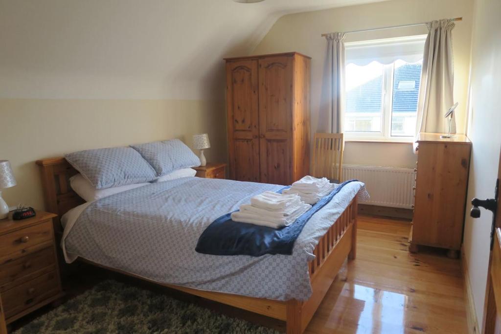 Postel nebo postele na pokoji v ubytování INGLEWOOD - Ballina - Crossmolina - County Mayo - Sleeps 8 - Sister property to Thistledown