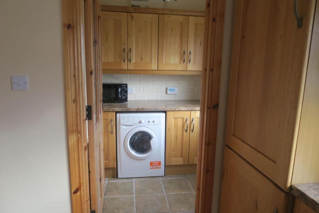 Kuchyň nebo kuchyňský kout v ubytování INGLEWOOD - Ballina - Crossmolina - County Mayo - Sleeps 8 - Sister property to Thistledown