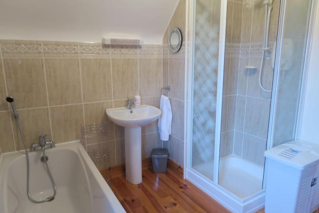 Koupelna v ubytování INGLEWOOD - Ballina - Crossmolina - County Mayo - Sleeps 8 - Sister property to Thistledown