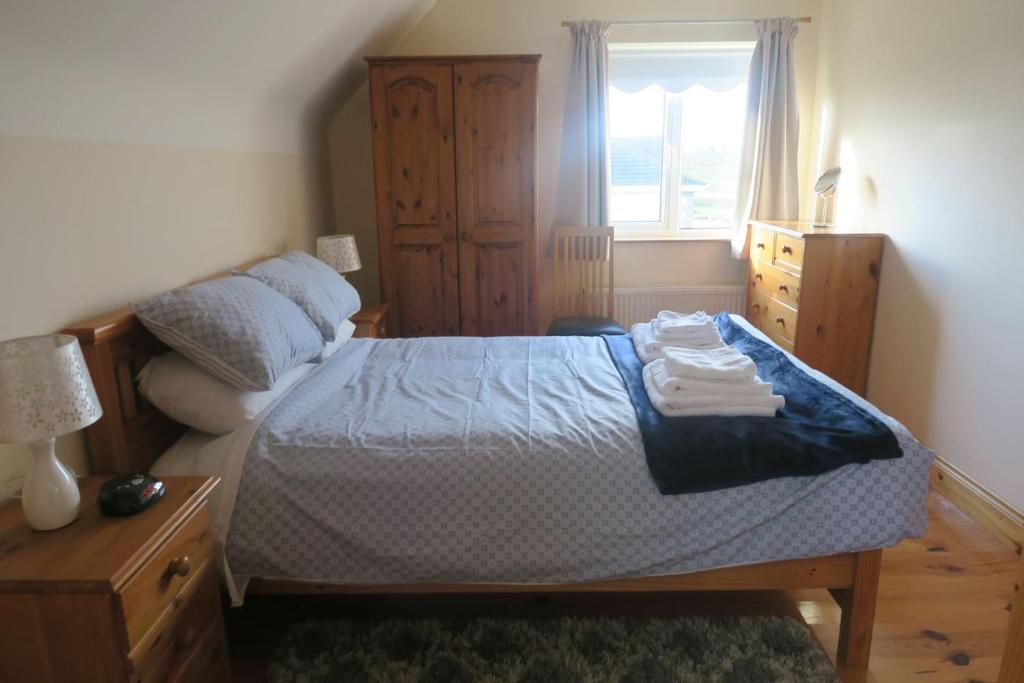 Postel nebo postele na pokoji v ubytování INGLEWOOD - Ballina - Crossmolina - County Mayo - Sleeps 8 - Sister property to Thistledown