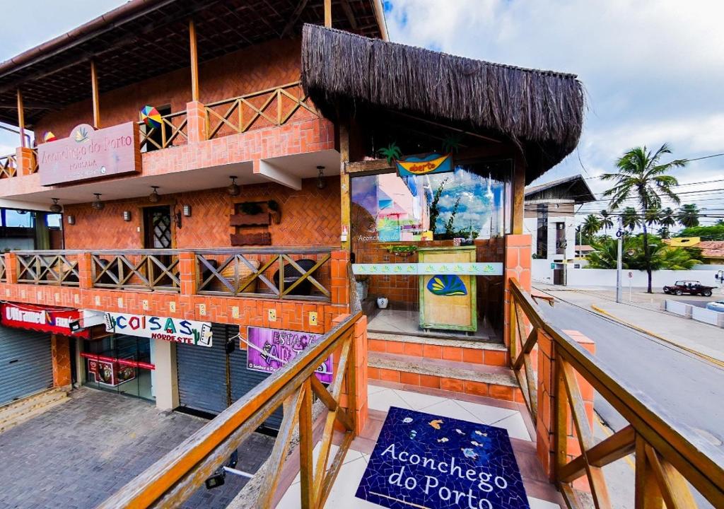 un bâtiment avec un panneau devant lui dans l'établissement Pousada Aconchego do Porto, à Porto de Galinhas