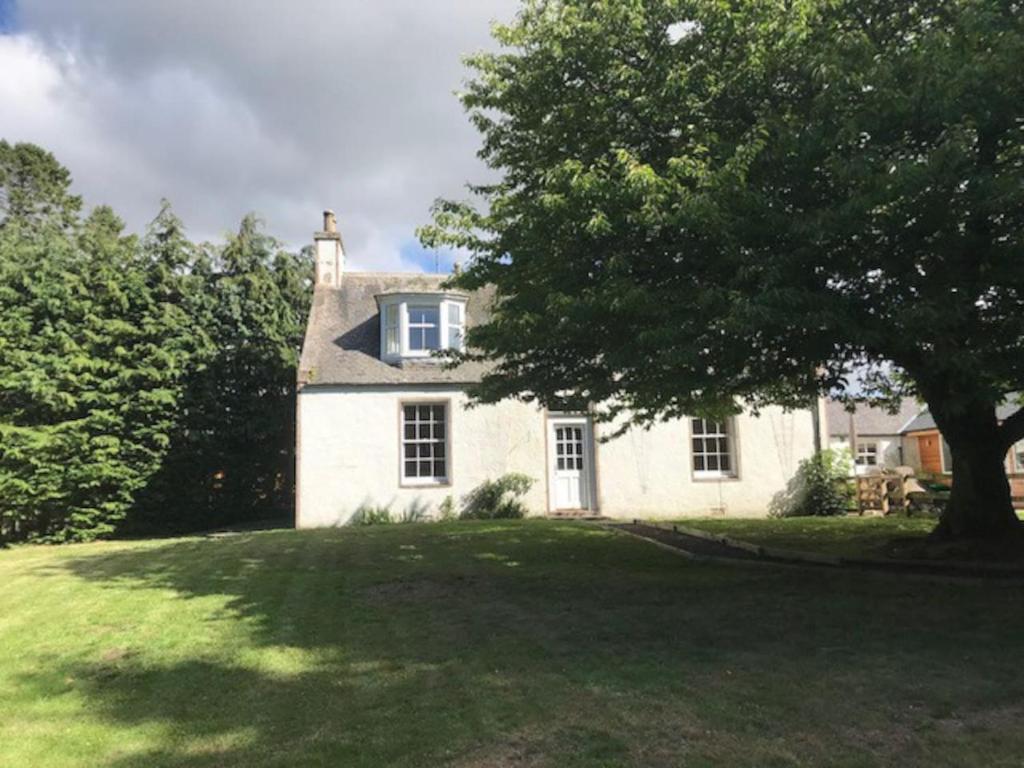 Kebun di luar Traditional Family Home in Royal Deeside