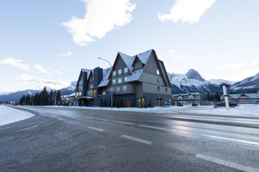 Super 8 by Wyndham Canmore - Resim 34