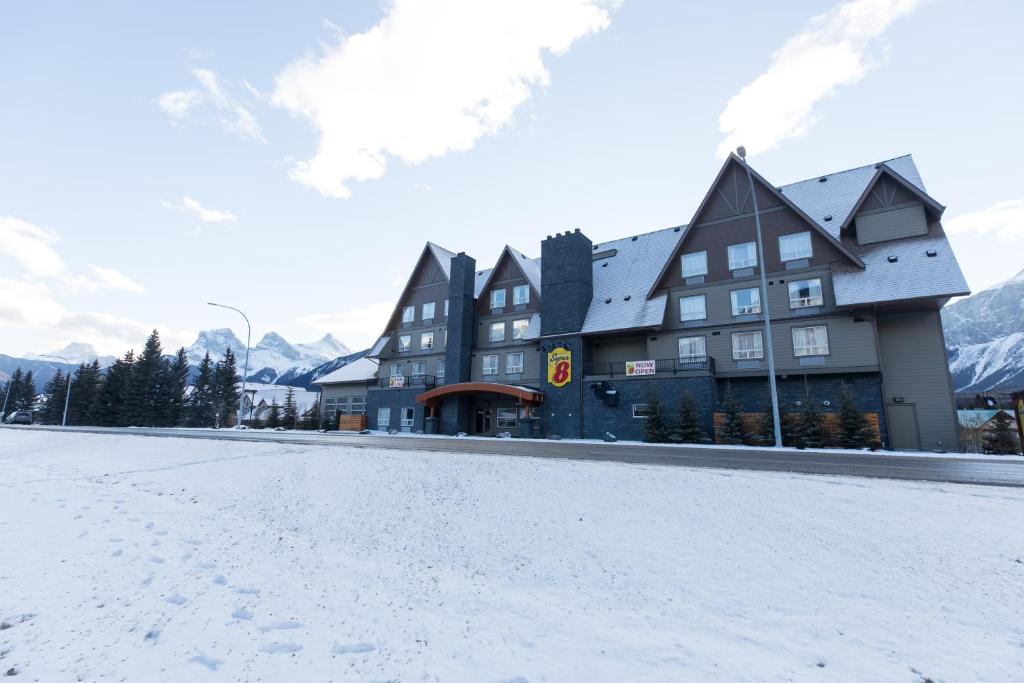 Super 8 by Wyndham Canmore - Resim 35