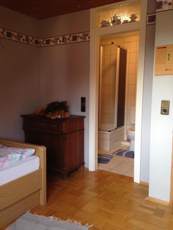 ein Schlafzimmer mit einem Hund, der auf einer Kommode liegt in der Unterkunft Ferienwohnung 'Lydia' in Bornum