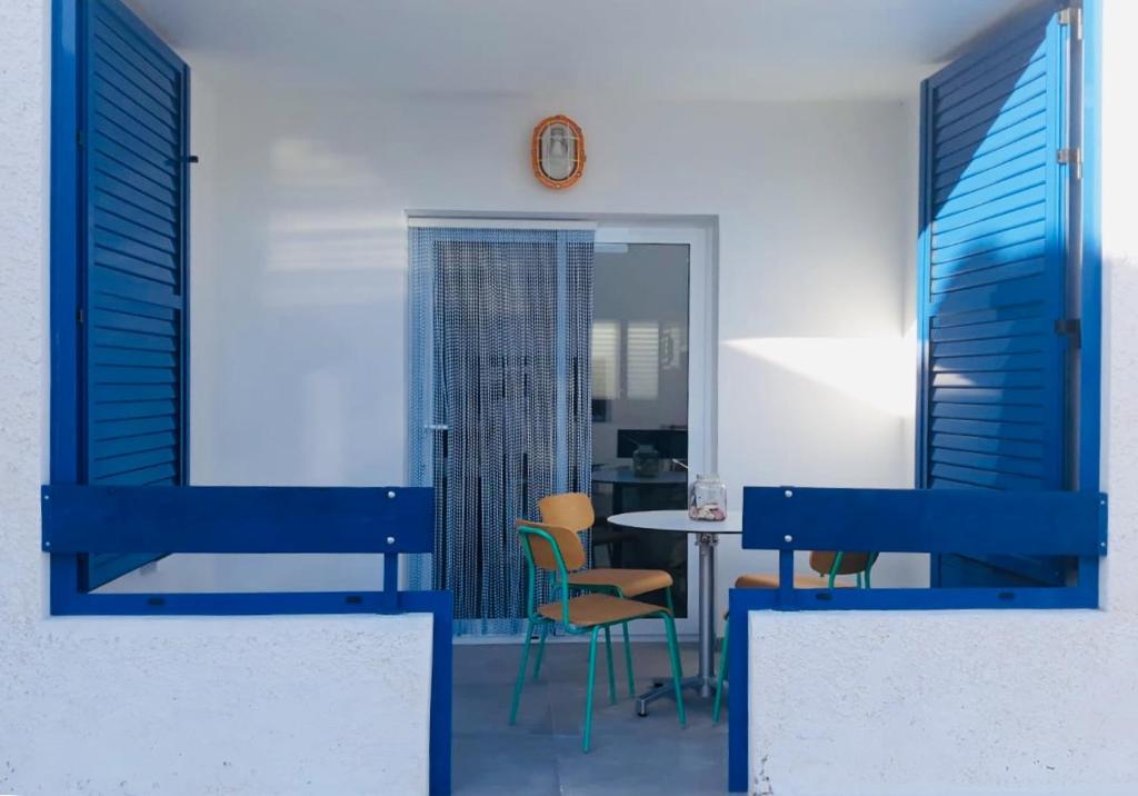 a room with a table and chairs and a clock at Playa 2 in Níjar