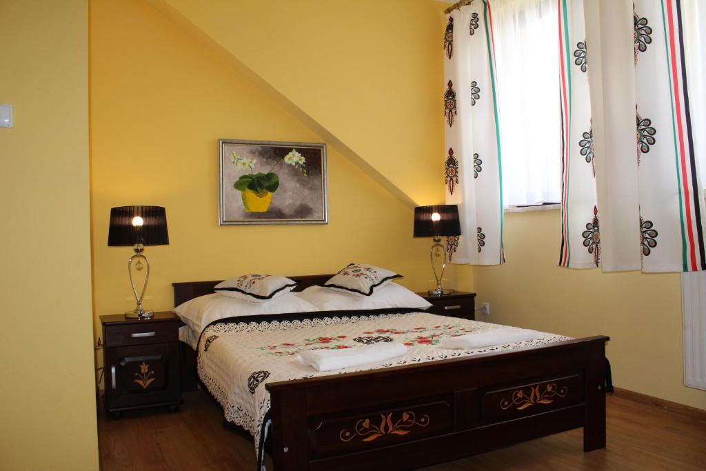 sypialnia z łóżkiem, 2 lampami i oknem w obiekcie Gościniec nad Sołą w Milówce