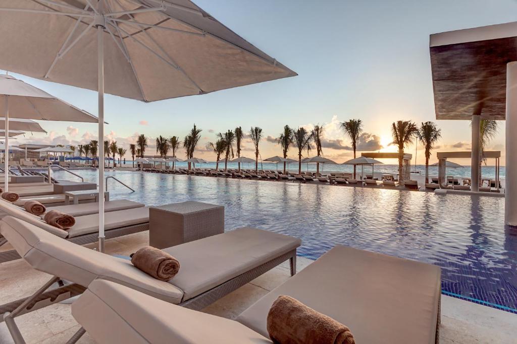 Bazén v ubytování Royalton CHIC Cancun, An Autograph Collection All-Inclusive Resort - Adults Only nebo v jeho okolí