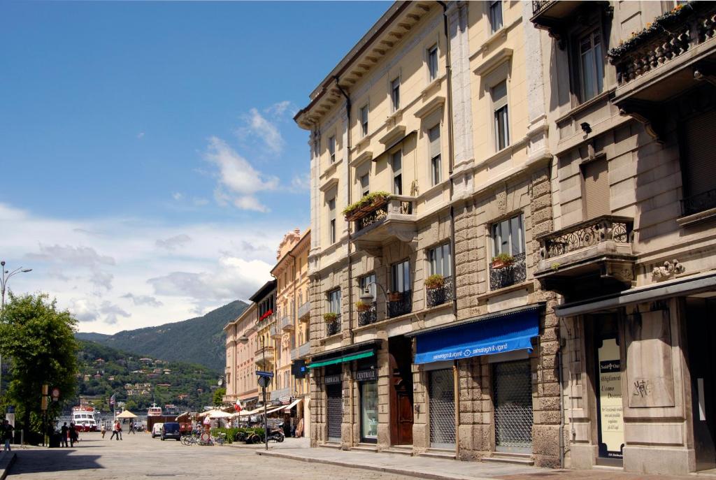 un edificio al lado de una calle en B&B Residenza Cavour, en Como