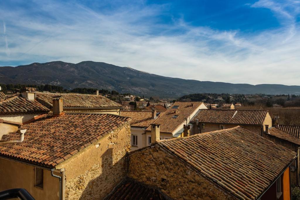 Blick auf eine Stadt mit Ziegeldächern in der Unterkunft La terrasse de Tiss in Bédoin