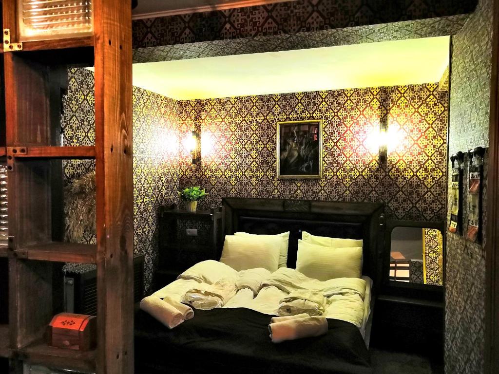 Postel nebo postele na pokoji v ubytování Piano Borracho Boutique Hotel Old Tbilisi