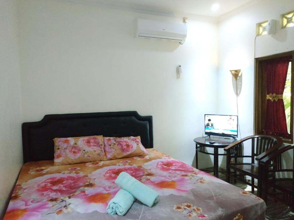 Tempat tidur dalam kamar di Rumah Pathuk Syariah Homestay