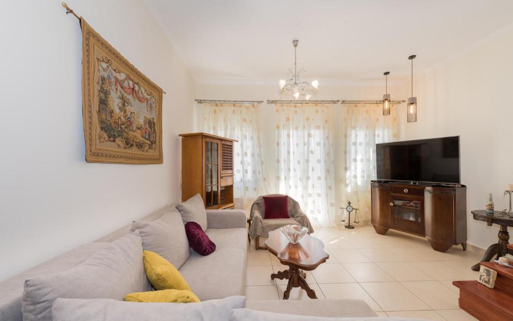 TV a/nebo společenská místnost v ubytování Reseda House